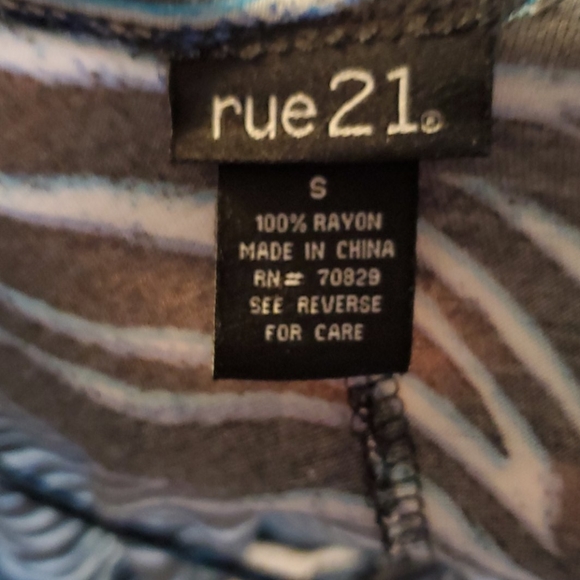 Rue 21 Cutout Back Animal Print Tee - Picture 3 of 4